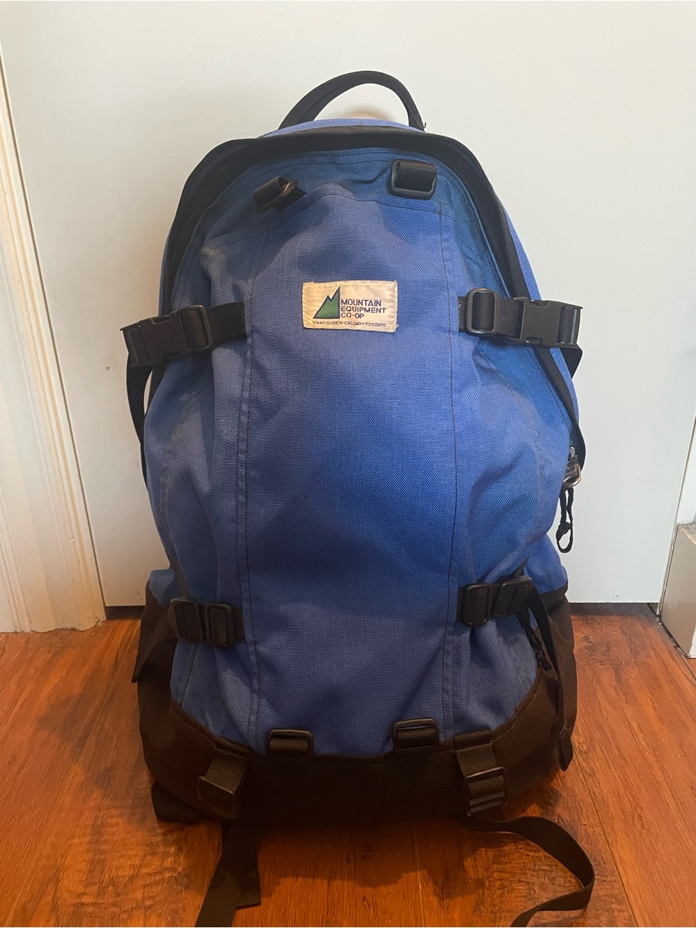 Vintage MEC Blue and Black Men's Backpack 35 to 40L